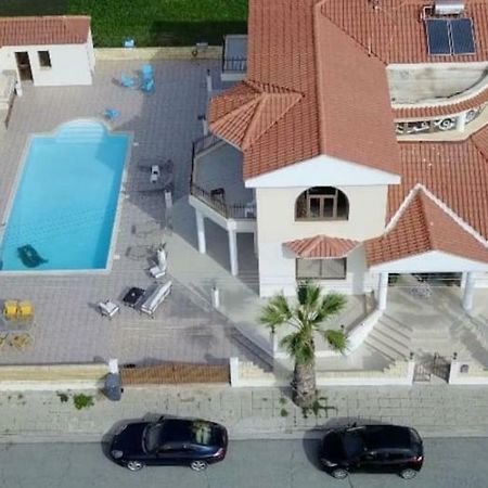 Larnaca Mansion Ideal For 3 Families Or More Exteriör bild