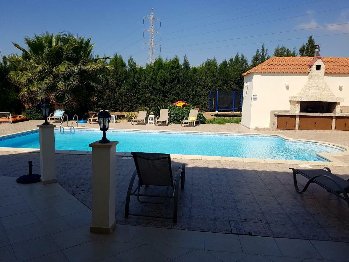 Larnaca Mansion Ideal For 3 Families Or More Exteriör bild