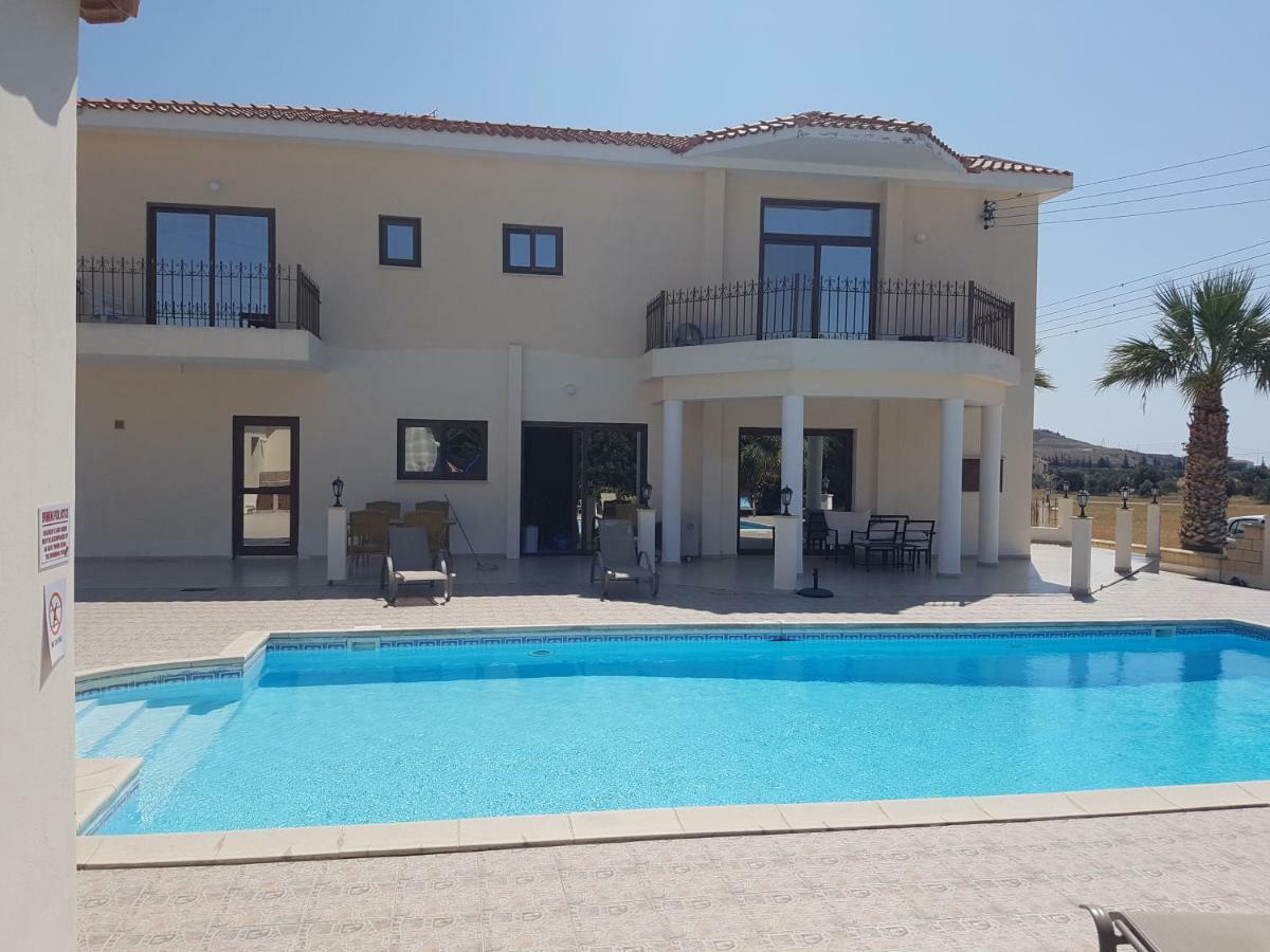 Larnaca Mansion Ideal For 3 Families Or More Exteriör bild