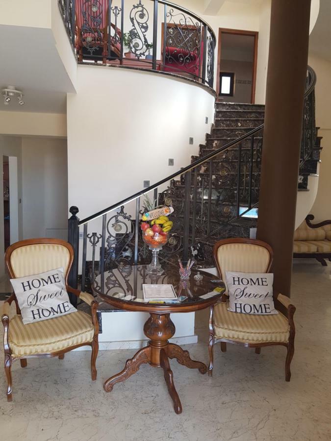 Larnaca Mansion Ideal For 3 Families Or More Exteriör bild