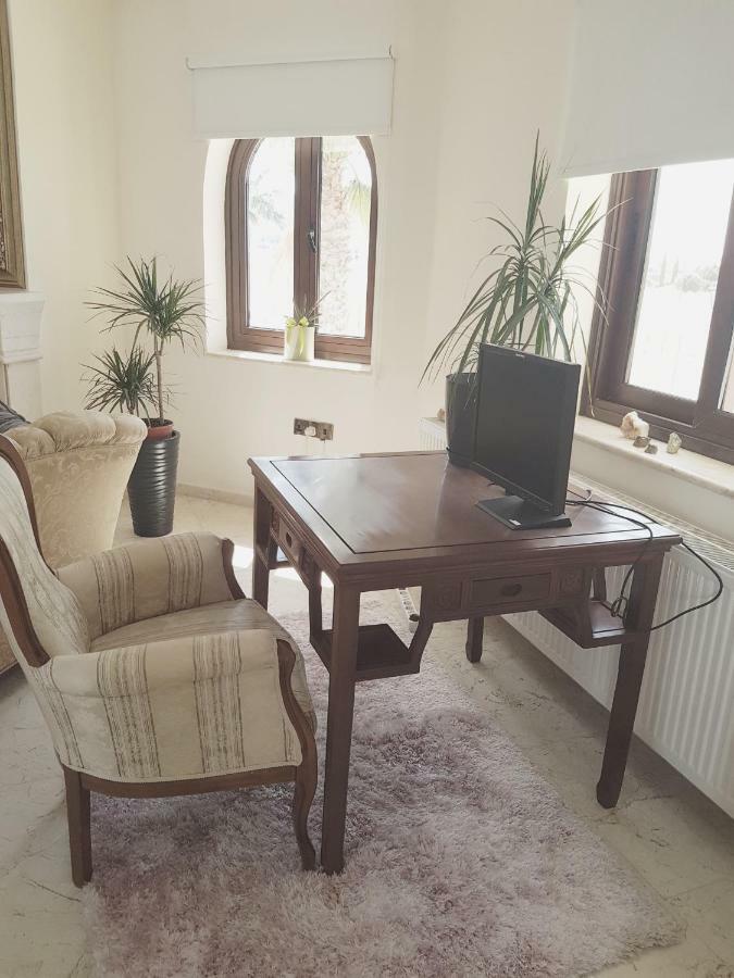 Larnaca Mansion Ideal For 3 Families Or More Exteriör bild
