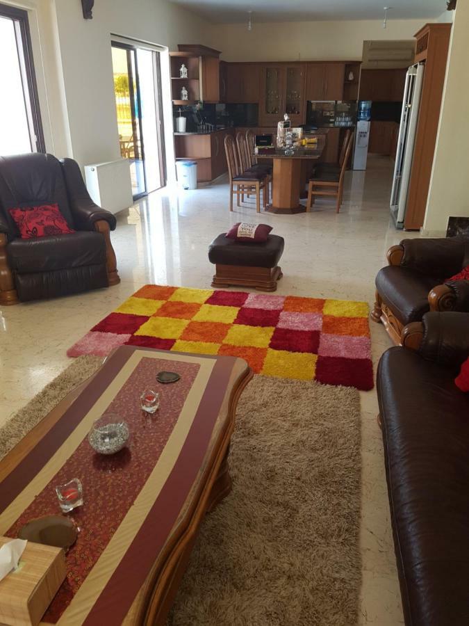 Larnaca Mansion Ideal For 3 Families Or More Exteriör bild