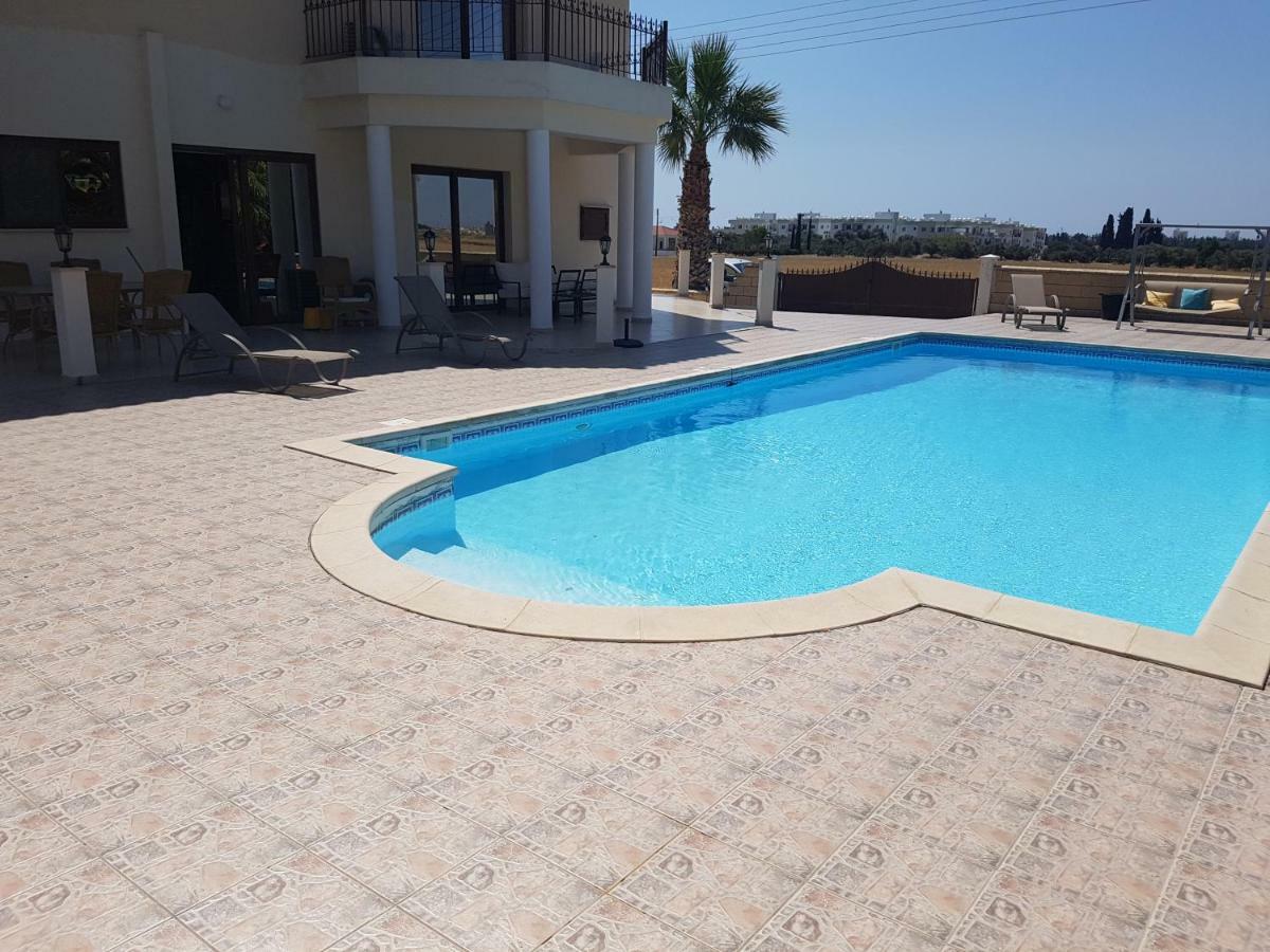 Larnaca Mansion Ideal For 3 Families Or More Exteriör bild