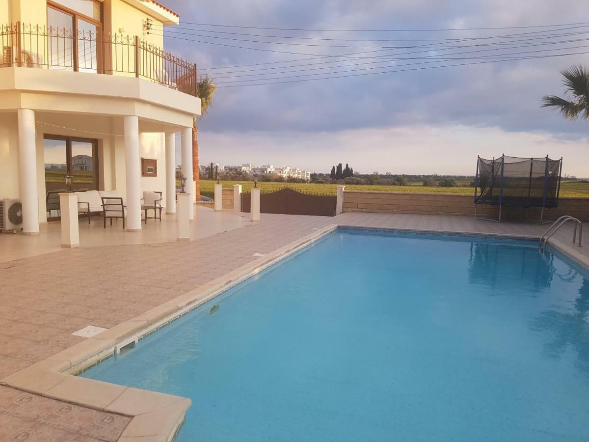 Larnaca Mansion Ideal For 3 Families Or More Exteriör bild