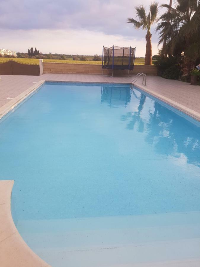 Larnaca Mansion Ideal For 3 Families Or More Exteriör bild